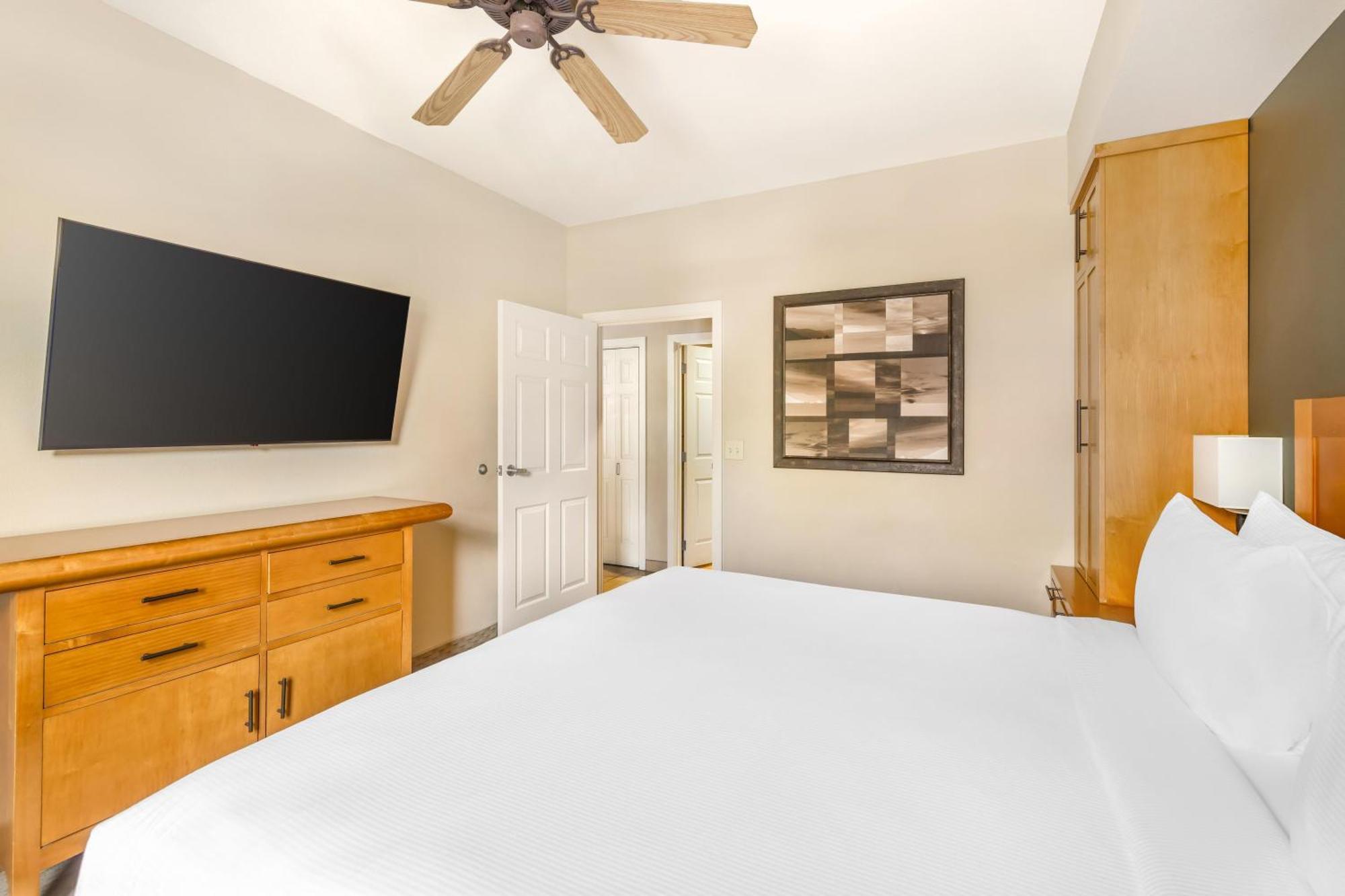 1 BEDROOM 1 KING DELUXE SUITE SOFABED