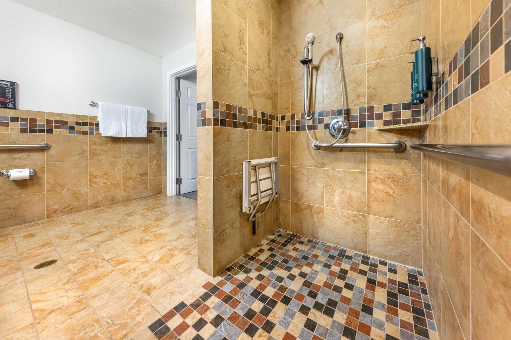 One-Bedroom King Suite Roll Shower Hearing Accessible,1730011847:JPEG