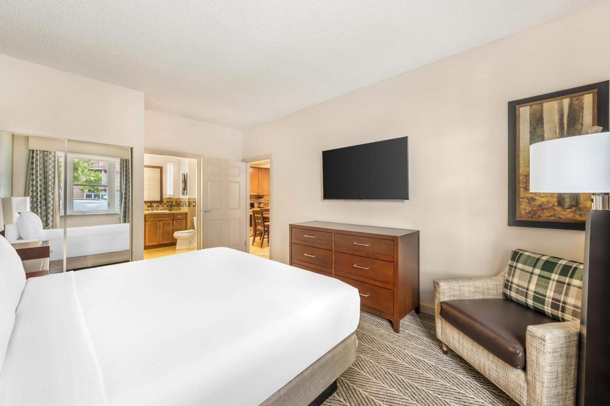 1 BEDROOM 1 KING ACCESSIBLE HEARING W or BATHTUB