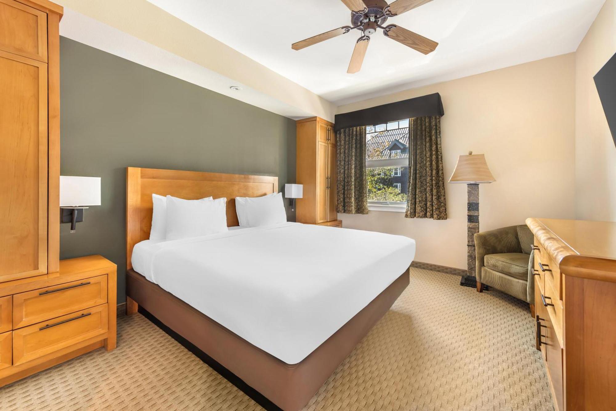 1 BEDROOM 1 KING DELUXE SUITE SOFABED
