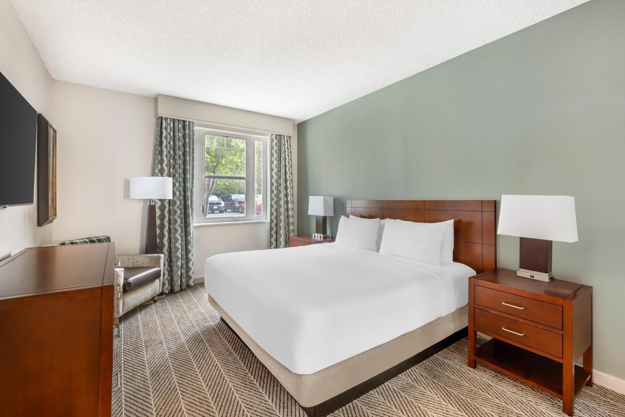 1 BEDROOM 1 KING ACCESSIBLE HEARING W or BATHTUB